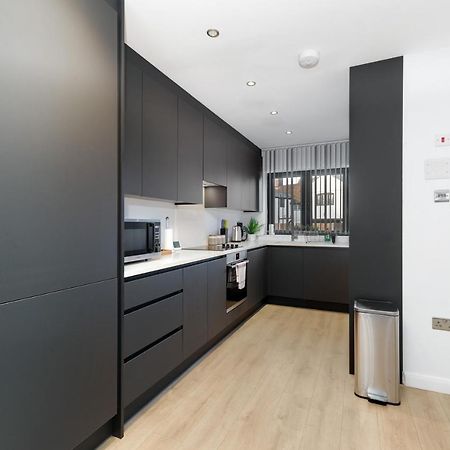 Modern 4 Bedroom House With Parking In Farnham Royal, Slough By 360Stays Kültér fotó