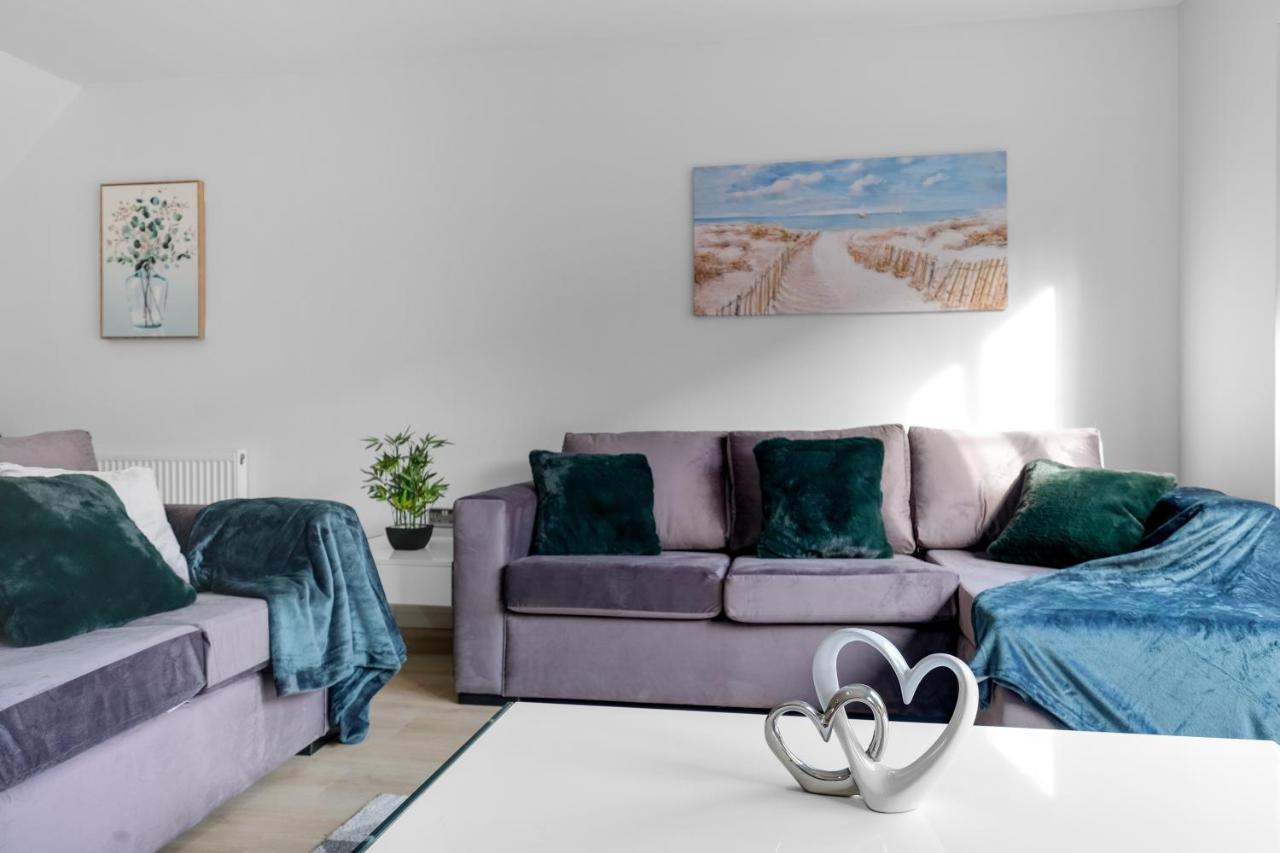 Modern 4 Bedroom House With Parking In Farnham Royal, Slough By 360Stays Kültér fotó
