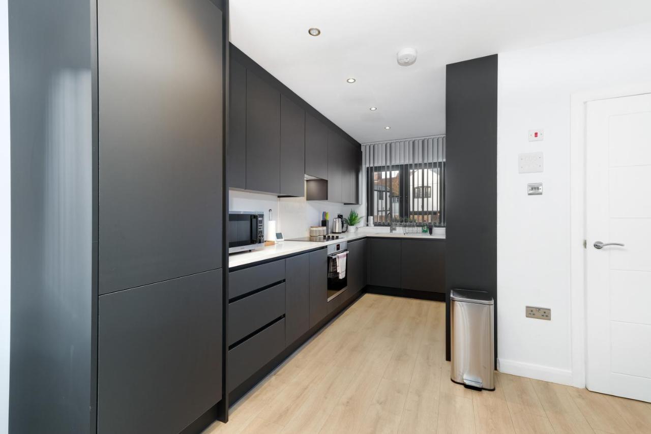 Modern 4 Bedroom House With Parking In Farnham Royal, Slough By 360Stays Kültér fotó