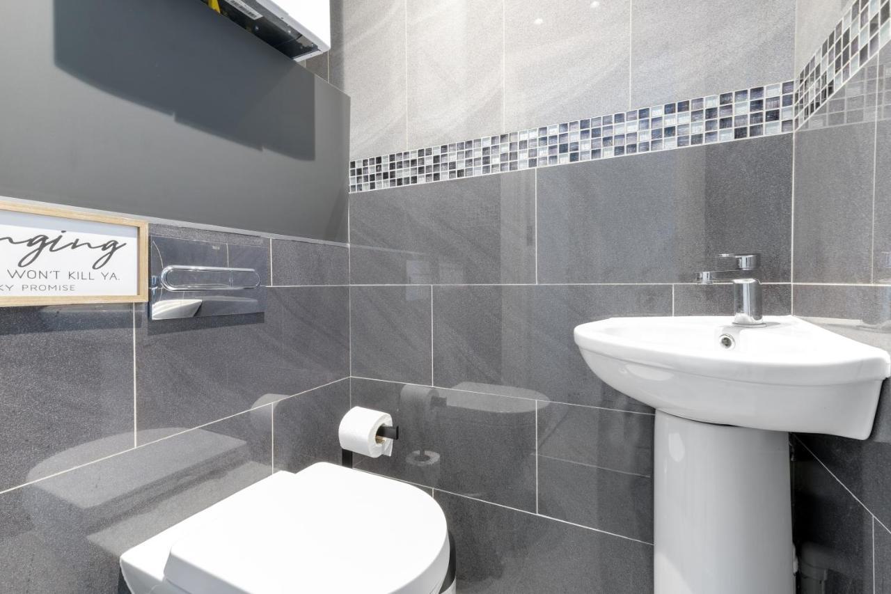 Modern 4 Bedroom House With Parking In Farnham Royal, Slough By 360Stays Kültér fotó