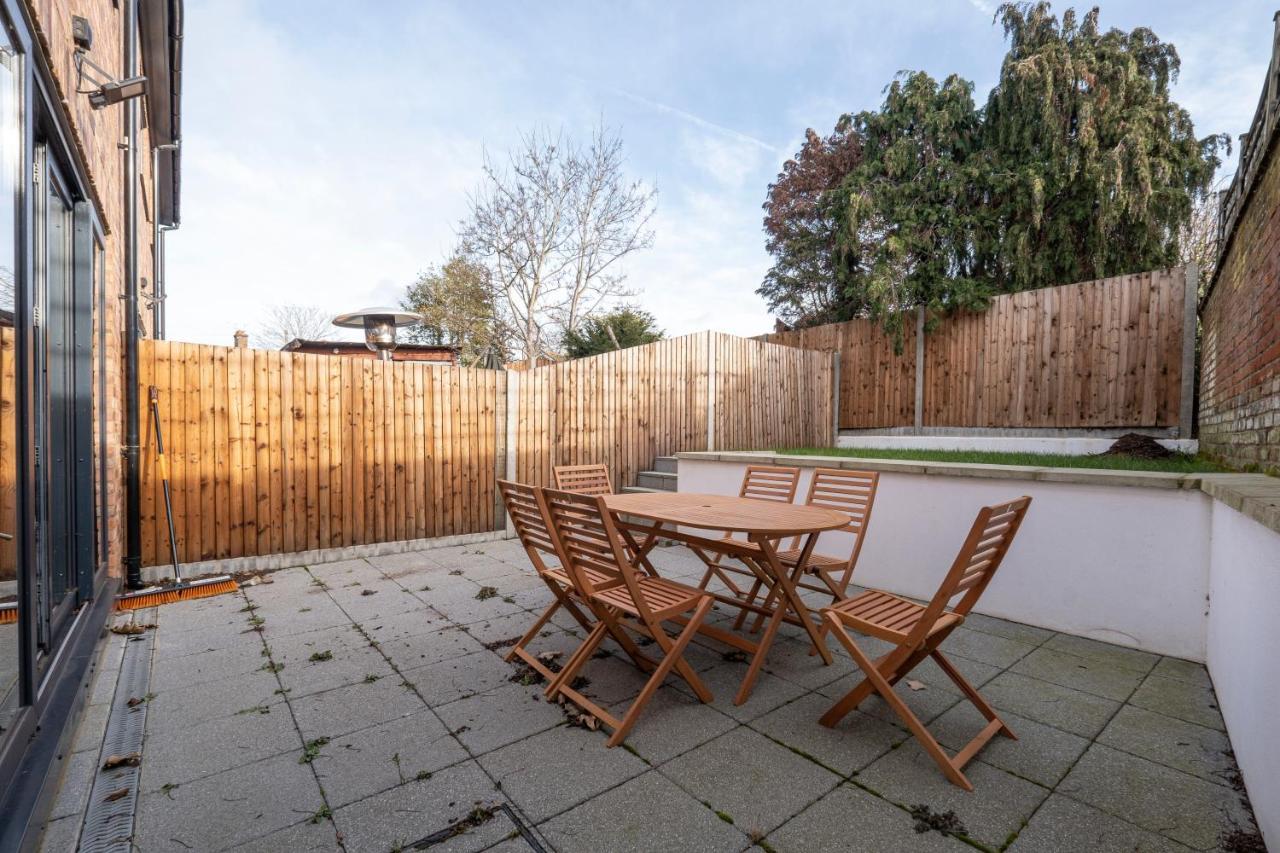 Modern 4 Bedroom House With Parking In Farnham Royal, Slough By 360Stays Kültér fotó