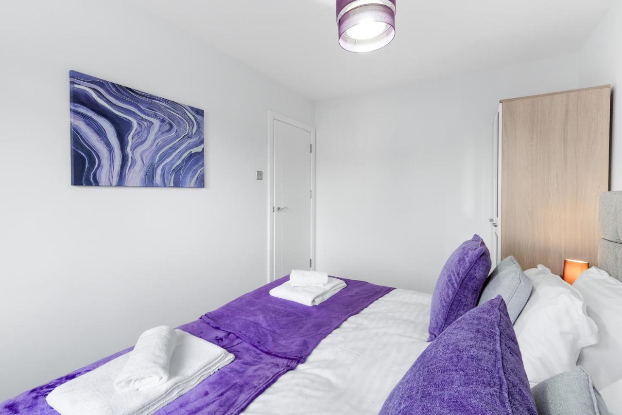 Modern 4 Bedroom House With Parking In Farnham Royal, Slough By 360Stays Kültér fotó
