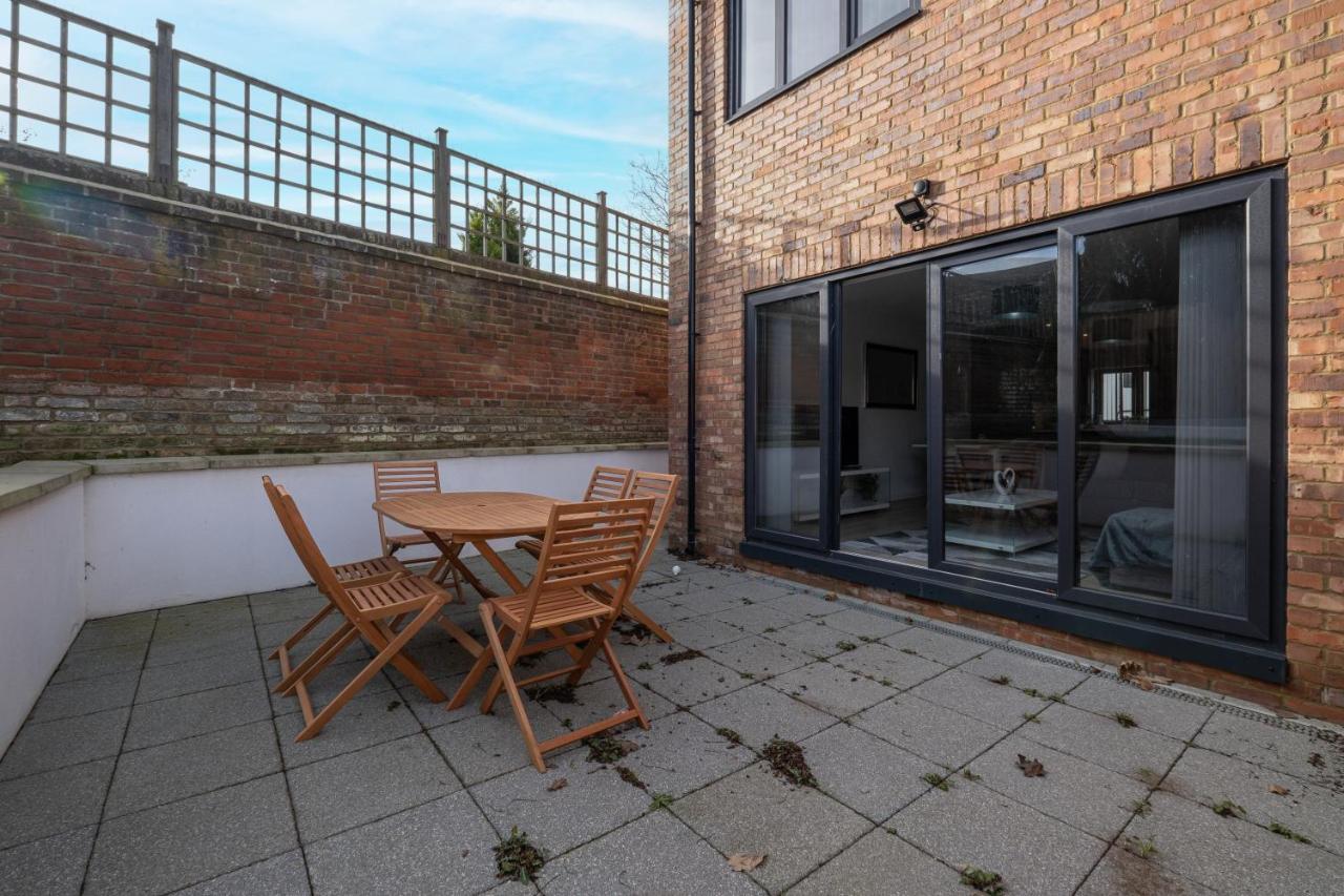 Modern 4 Bedroom House With Parking In Farnham Royal, Slough By 360Stays Kültér fotó