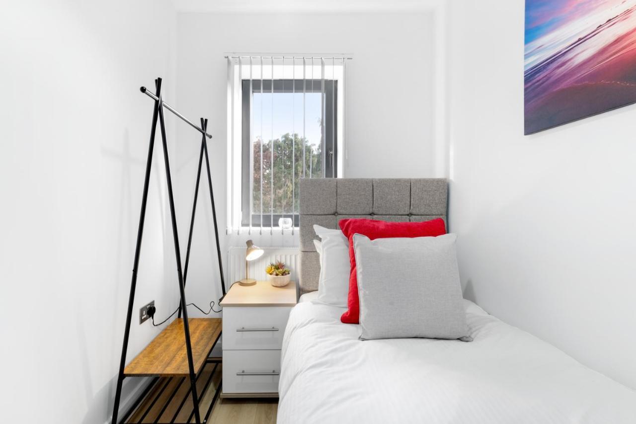 Modern 4 Bedroom House With Parking In Farnham Royal, Slough By 360Stays Kültér fotó
