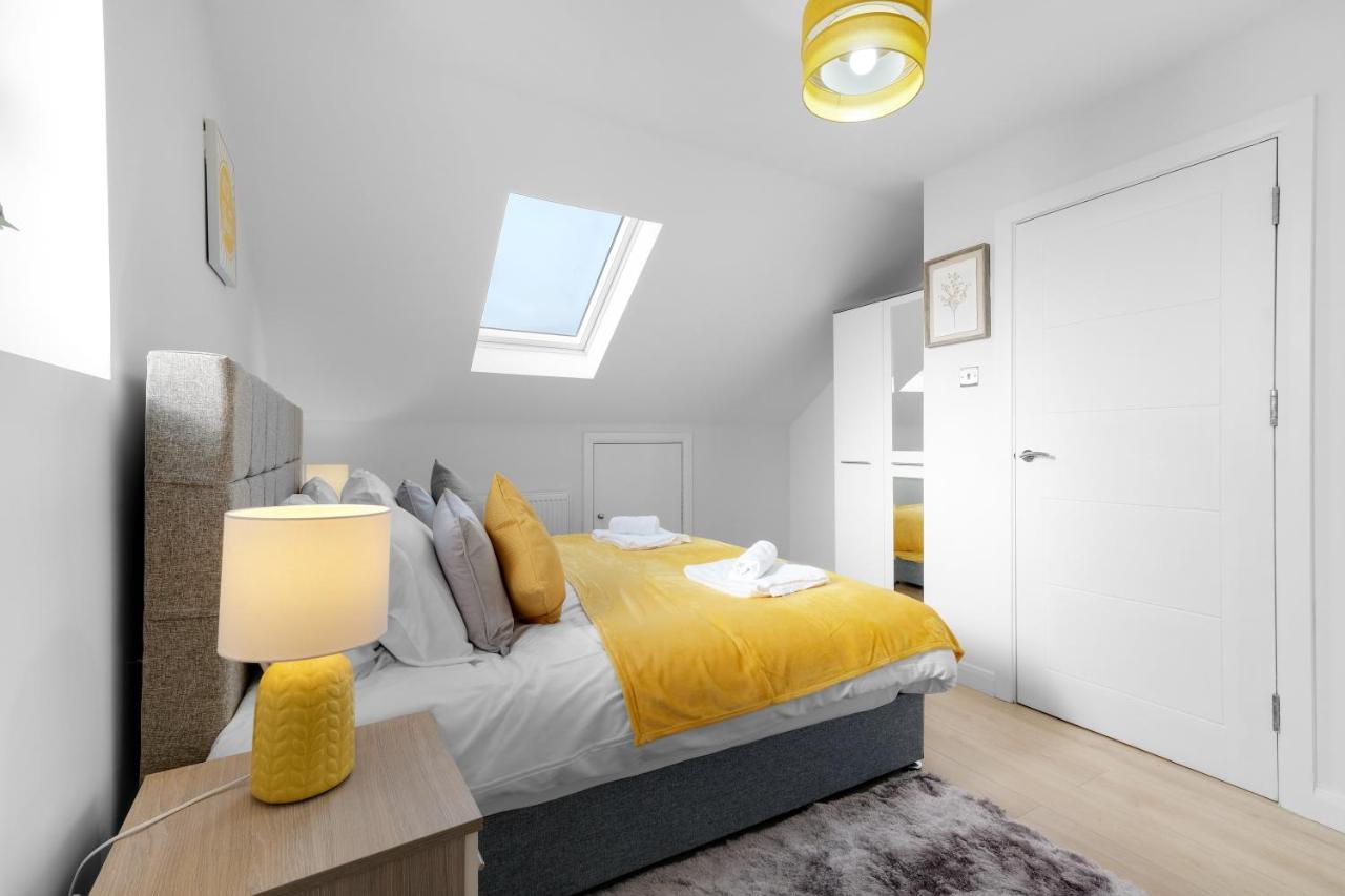 Modern 4 Bedroom House With Parking In Farnham Royal, Slough By 360Stays Kültér fotó