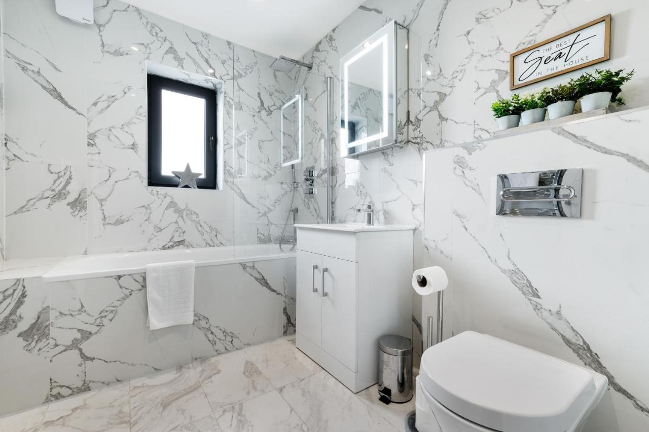 Modern 4 Bedroom House With Parking In Farnham Royal, Slough By 360Stays Kültér fotó