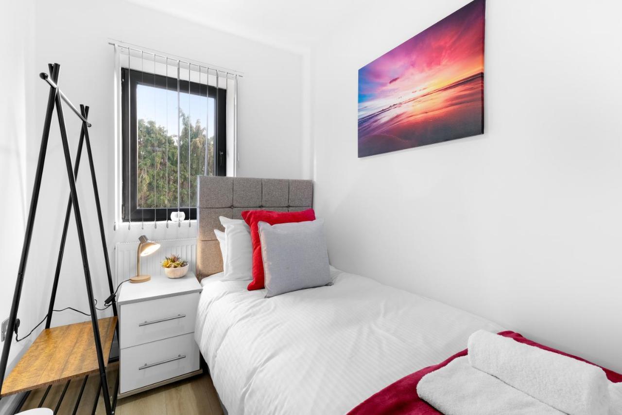 Modern 4 Bedroom House With Parking In Farnham Royal, Slough By 360Stays Kültér fotó