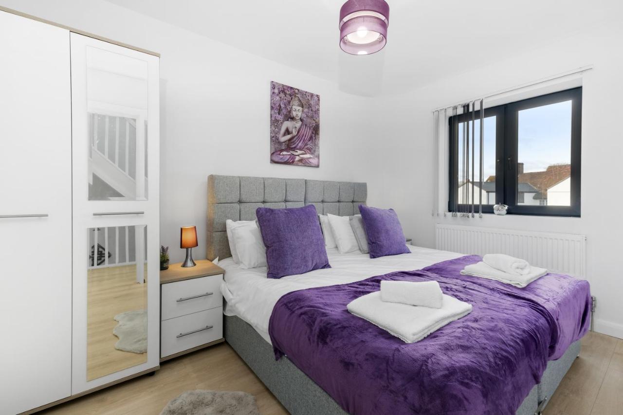 Modern 4 Bedroom House With Parking In Farnham Royal, Slough By 360Stays Kültér fotó