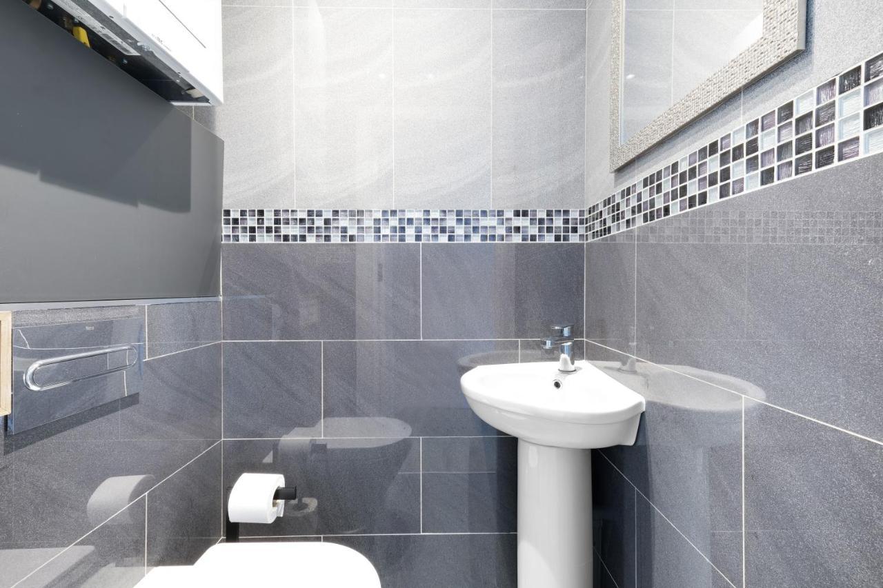 Modern 4 Bedroom House With Parking In Farnham Royal, Slough By 360Stays Kültér fotó