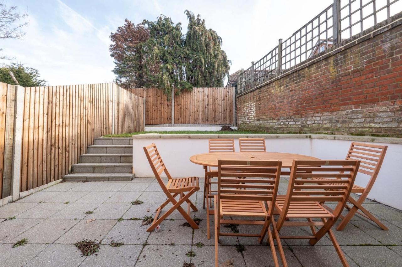 Modern 4 Bedroom House With Parking In Farnham Royal, Slough By 360Stays Kültér fotó