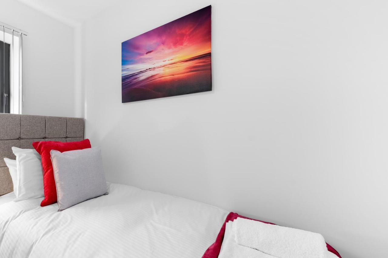 Modern 4 Bedroom House With Parking In Farnham Royal, Slough By 360Stays Kültér fotó