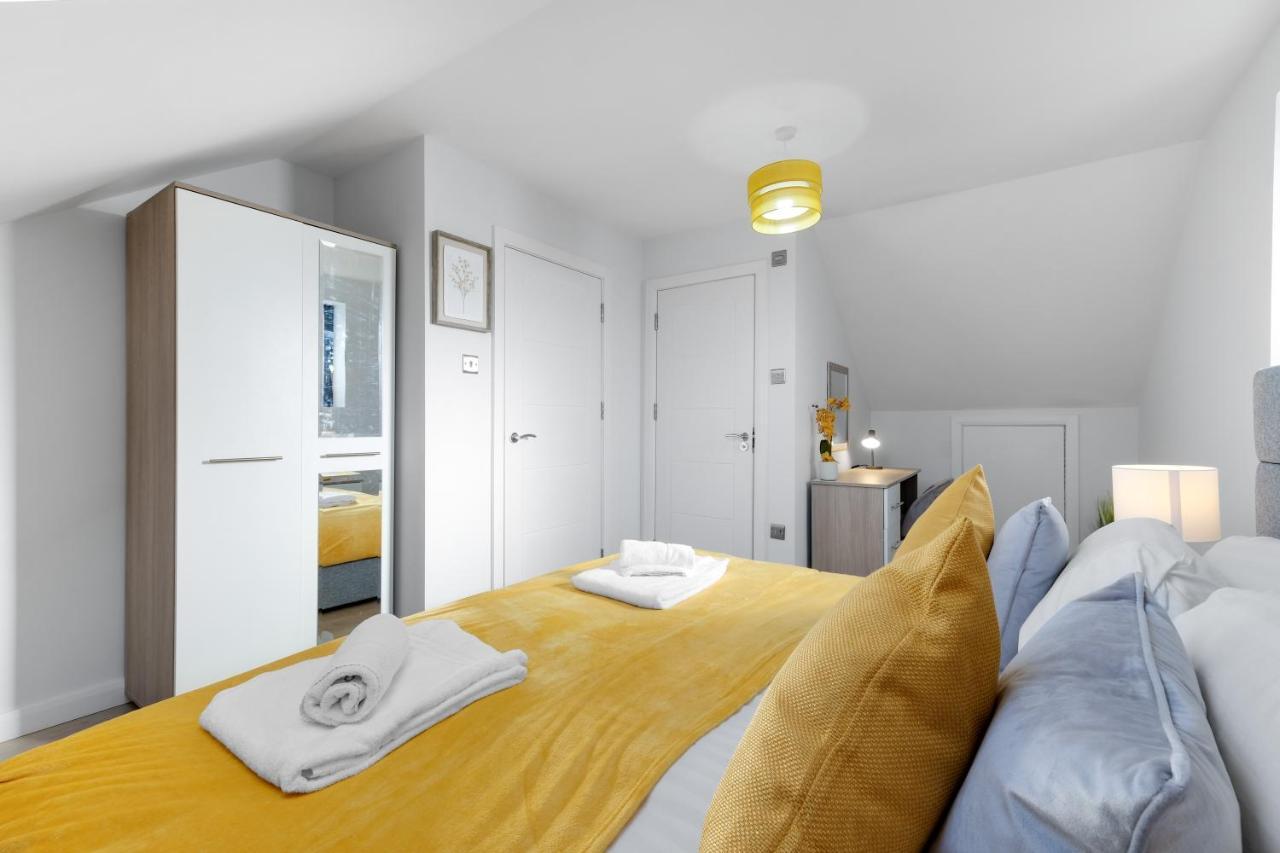 Modern 4 Bedroom House With Parking In Farnham Royal, Slough By 360Stays Kültér fotó