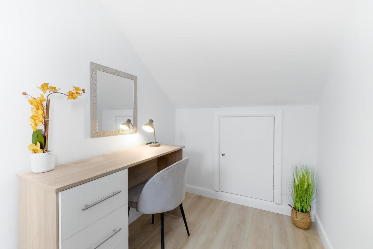 Modern 4 Bedroom House With Parking In Farnham Royal, Slough By 360Stays Kültér fotó