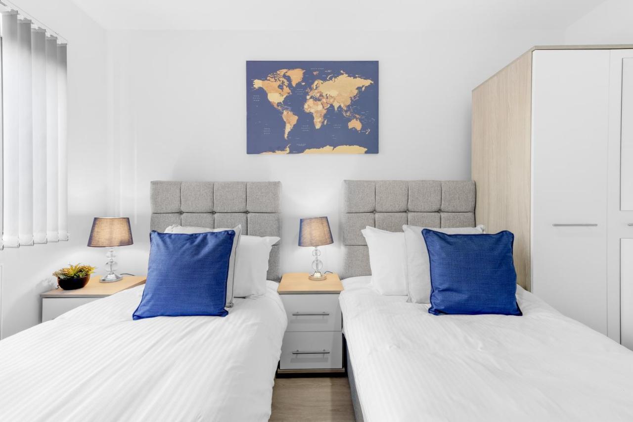 Modern 4 Bedroom House With Parking In Farnham Royal, Slough By 360Stays Kültér fotó