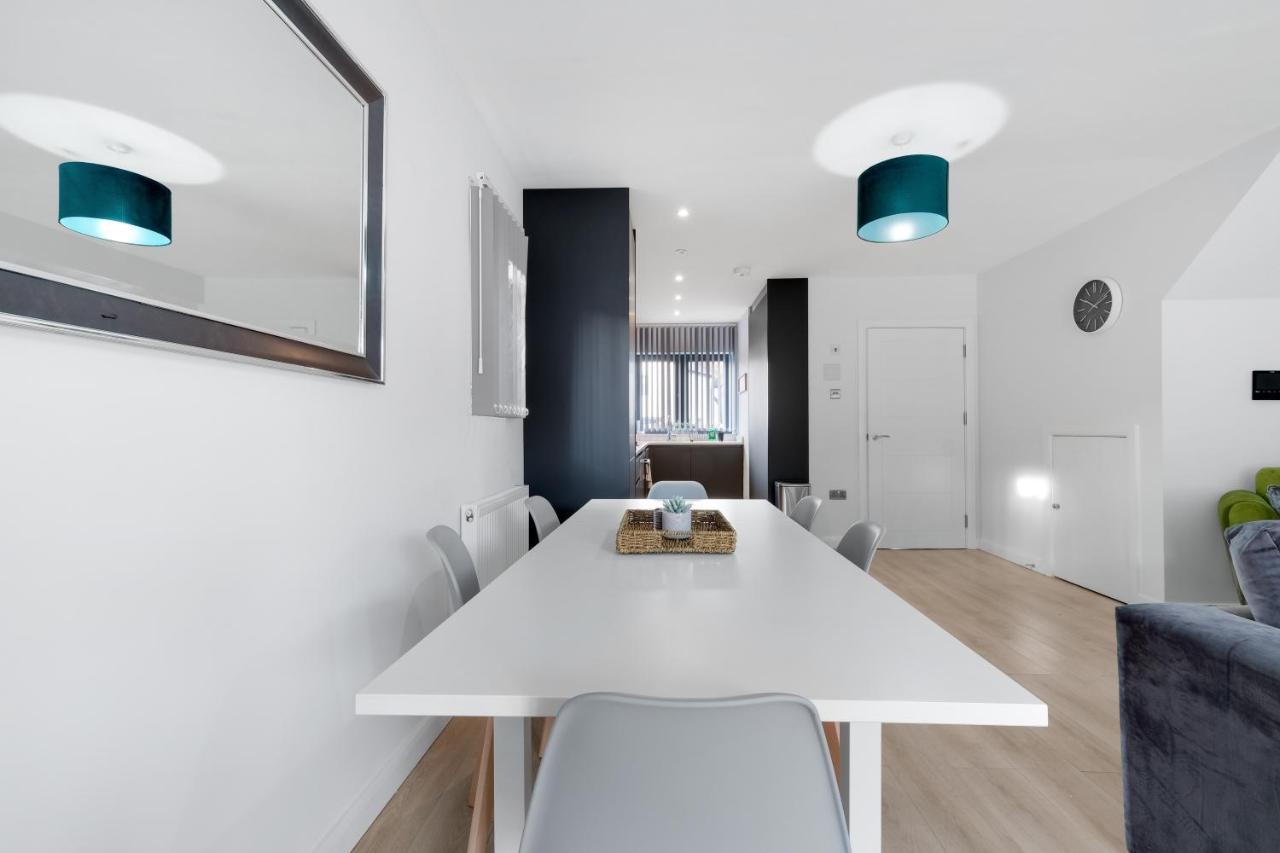 Modern 4 Bedroom House With Parking In Farnham Royal, Slough By 360Stays Kültér fotó