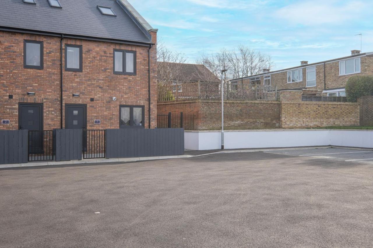 Modern 4 Bedroom House With Parking In Farnham Royal, Slough By 360Stays Kültér fotó
