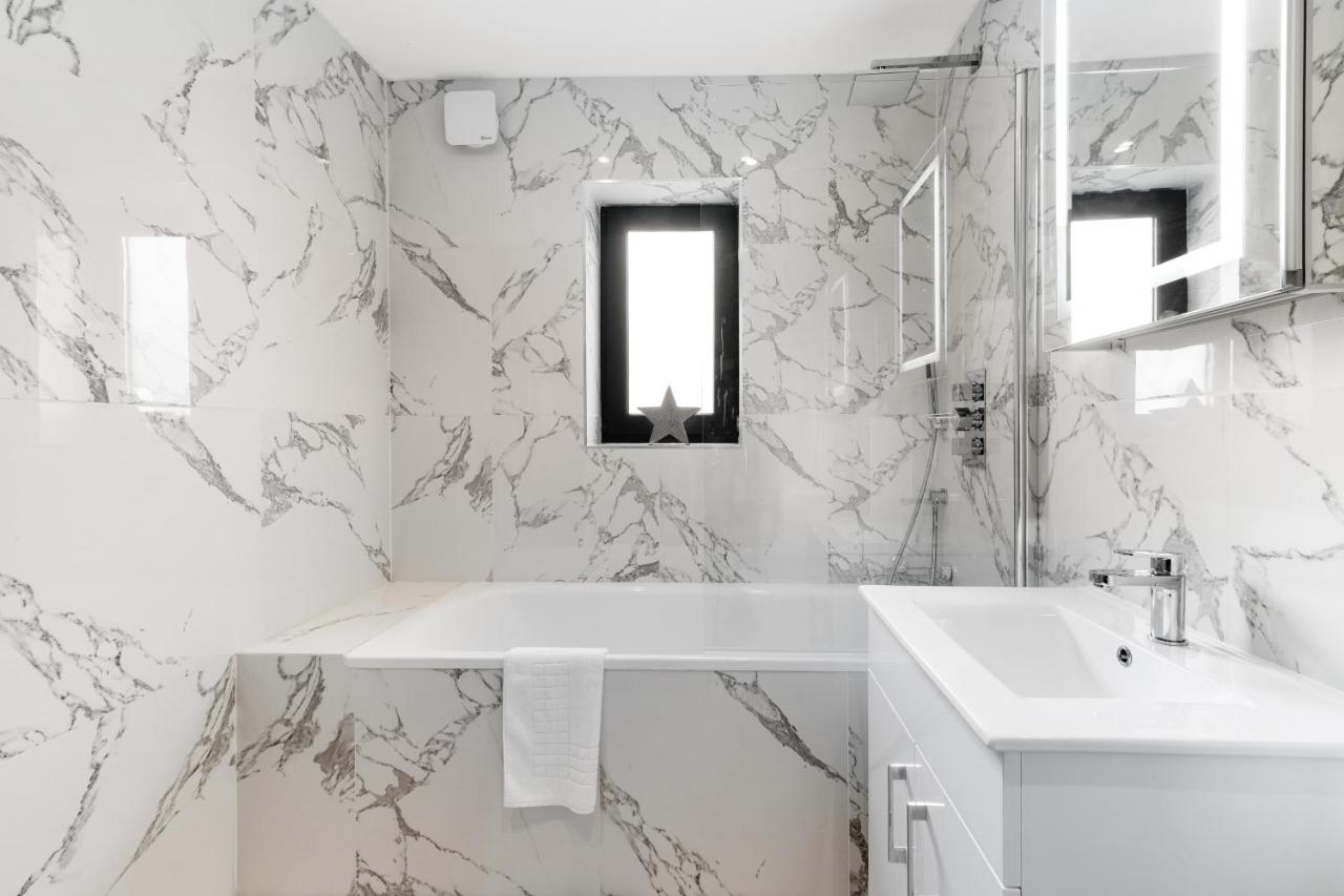 Modern 4 Bedroom House With Parking In Farnham Royal, Slough By 360Stays Kültér fotó