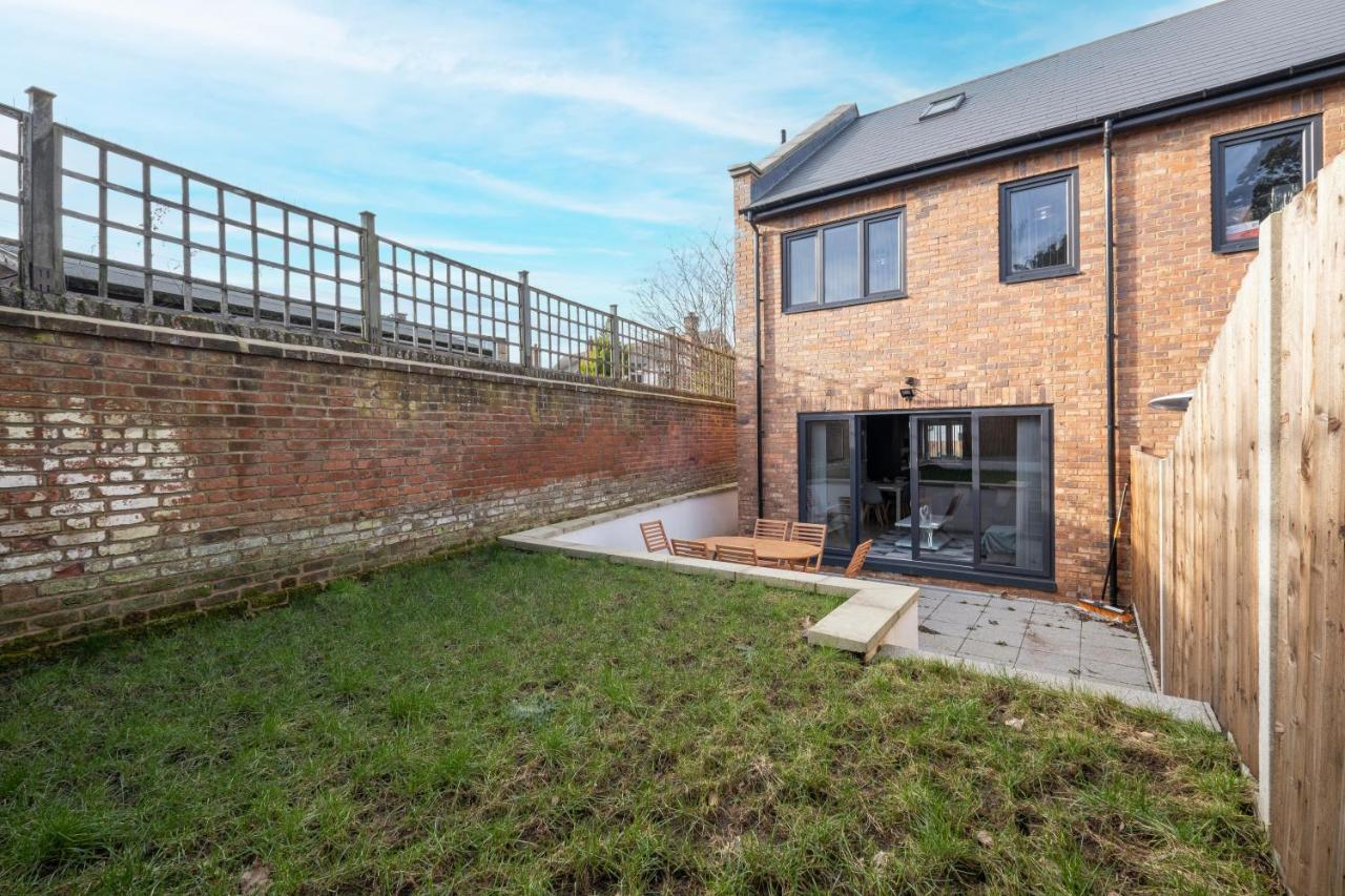 Modern 4 Bedroom House With Parking In Farnham Royal, Slough By 360Stays Kültér fotó