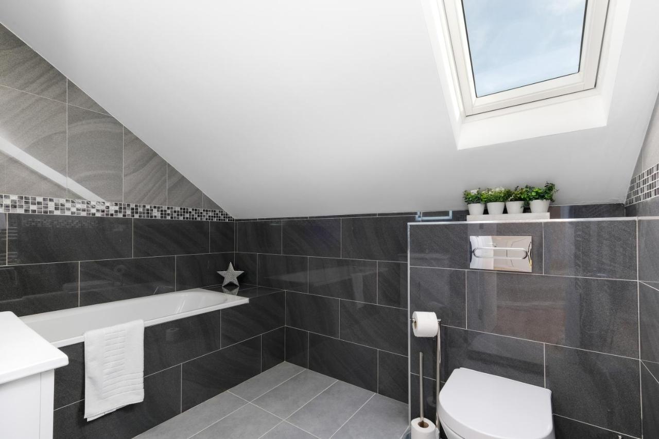 Modern 4 Bedroom House With Parking In Farnham Royal, Slough By 360Stays Kültér fotó