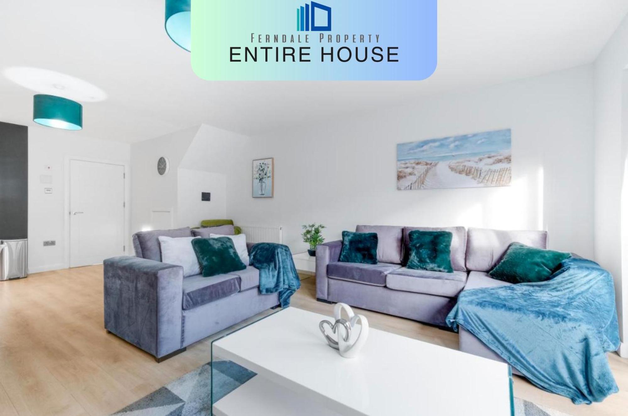 Modern 4 Bedroom House With Parking In Farnham Royal, Slough By 360Stays Kültér fotó